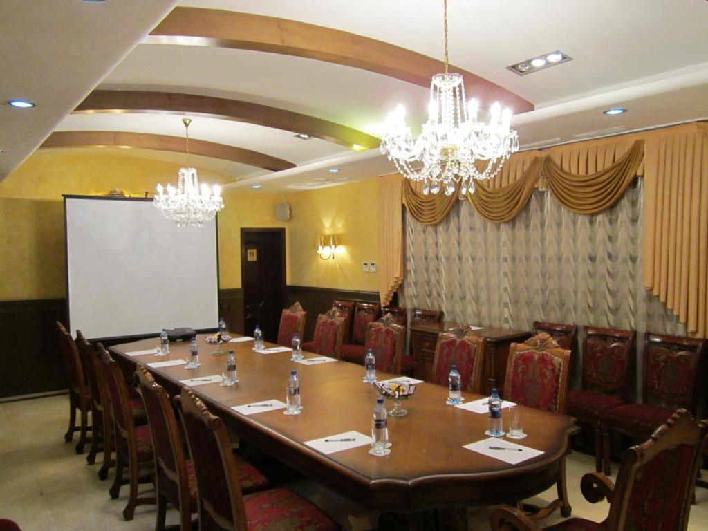 Merey Hotel Karagandy Exteriör bild